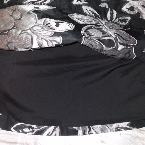 Banana Republic floral jacquard mini skirt, size 6 - Picture 3 of 7